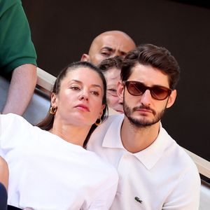 Pierre Niney et sa compagne Natasha Andrews - Célébrités dans les tribunes de la finale homme des Internationaux de France de tennis de Roland Garros 2024 à Paris le 9 juin 2024. © Jacovides-Moreau/Bestimage