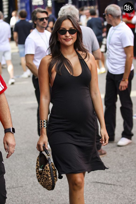 Charles Leclerc et sa femme Alexandra Leclerc arrivent en Fiat 500 vintage dans les paddocks du Grand Prix de F1 d'Italie à Monza, le 5 septembre 2026. 

© DPPI / PsnewZ / Bestimage