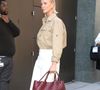 Charlize a démenti les rumeurs de fiançailles avec Sean Penn et affirme qu’elle ne ressent plus le besoin de se marier.
New York, NY — Charlize Theron opte pour un style classique en arrivant au studio d’ABC pour son apparition dans The View, portant une chemise beige rentrée dans un pantalon blanc à jambes larges, assorti d’un sac bordeaux. Backgrid USA / Bestimage