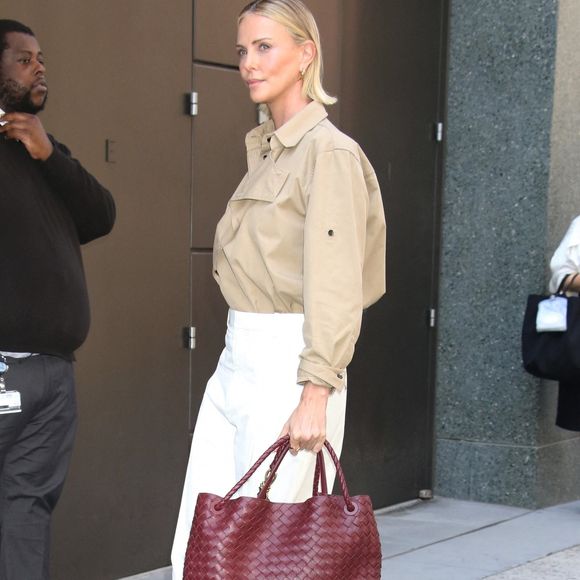 Charlize a démenti les rumeurs de fiançailles avec Sean Penn et affirme qu’elle ne ressent plus le besoin de se marier. 

New York, NY — Charlize Theron opte pour un style classique en arrivant au studio d’ABC pour son apparition dans The View, portant une chemise beige rentrée dans un pantalon blanc à jambes larges, assorti d’un sac bordeaux. Backgrid USA / Bestimage