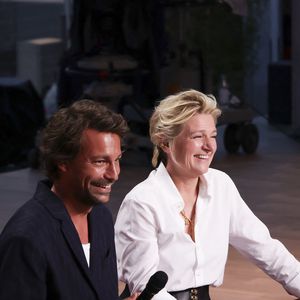 Bertrand Chameroy, Anne-Elisabeth Lemoine, sur le plateau de l'émission "C à vous" lors du 78ème Festival International du Film de Cannes, France, le 19 mai 2025. © Jack Tribeca/Bestimage