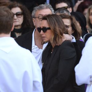 Laura Smet - Sorties des obsèques de Nathalie Baye en l'église Saint-Sulpice à Paris le 24 avril 2026. Clement Prioli / Bestimage