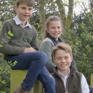 La Lambrook School, où sont scolarisés George, Charlotte et Louis, est à seulement 15 minutes en voiture du Fort Belvedere.

Le prince George célèbre son 12e anniversaire, tout sourire, en compagnie de sa sœur, la princesse Charlotte, 10 ans, et du prince Louis, 7 ans, dans une vidéo tournée en coulisses d'une séance photo. La séance photo a eu lieu plus tôt cette année dans le Norfolk, où ses parents, le prince William et la princesse Kate Middleton, possèdent une maison. Date de prise de vue : 22/07/2025

© JLPPA / Bestimage