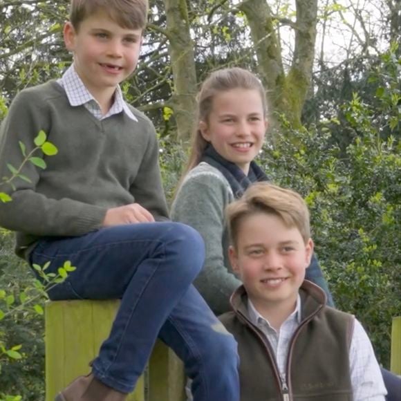 La Lambrook School, où sont scolarisés George, Charlotte et Louis, est à seulement 15 minutes en voiture du Fort Belvedere.

Le prince George célèbre son 12e anniversaire, tout sourire, en compagnie de sa sœur, la princesse Charlotte, 10 ans, et du prince Louis, 7 ans, dans une vidéo tournée en coulisses d'une séance photo. La séance photo a eu lieu plus tôt cette année dans le Norfolk, où ses parents, le prince William et la princesse Kate Middleton, possèdent une maison. Date de prise de vue : 22/07/2025

© JLPPA / Bestimage