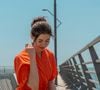 Déclinée en version près du corps ou fluide, elle s'adapte aussi bien aux looks décontractés qu'aux tenues plus habillées.

Photo prise par Zulfugar Karimov / Unsplash