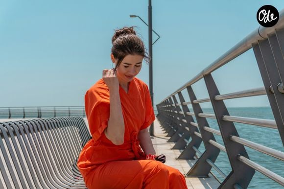 Déclinée en version près du corps ou fluide, elle s'adapte aussi bien aux looks décontractés qu'aux tenues plus habillées.

Photo prise par Zulfugar Karimov / Unsplash
