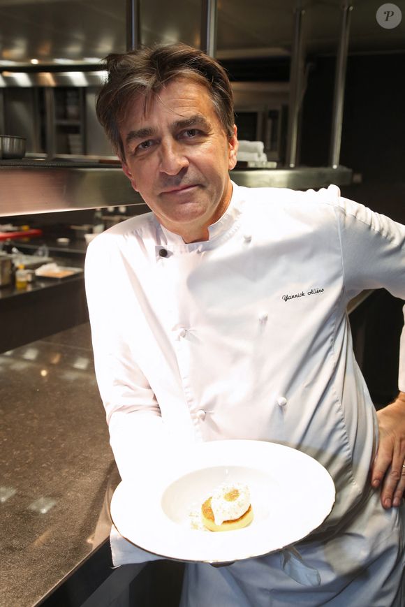 Exclusif - Le chef 3 étoiles Yannick Alleno présente un plat - Le propriétaire B.Magrez fête  les 770 ans du Château Pape Clément au Pavillon Ledoyen à Paris, France, le 23 Novembre 2022. 

© Bertrand Rindoff / Bestimage