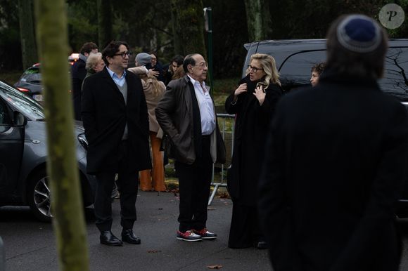 Exclusif - Jean-Claude Azoulay - Obsèques de Claude Berda au cimetière de Bagneux, le 22 décembre 2025. Co-fondateur de la société de productions télévisuelles, AB Productions, en 1977 avec J.C.Azoulay, Claude Berda est décédé le 19 décembre 2025 à l'âge de 78 ans. © Agence / Bestimage