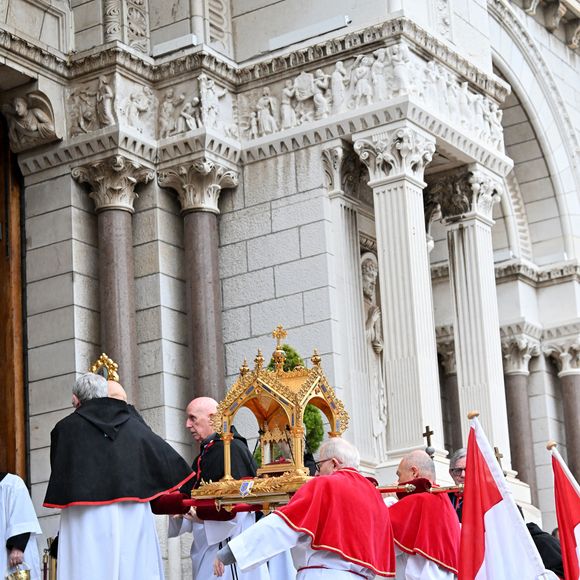 Lors de cette journée, Charlene de Monaco a par ailleurs pu retrouver Isabelle Berro-Amadeï, Ministre d’État par intérim, et de Céline Cottalorda, Déléguée interministérielle pour les droits des femmes avec lesquelles elle a pris la pose devant les photographes.

Le prince Albert II de Monaco et la princesse Charlene arrivent à la messe pontificale lors de la célébration de la Sainte Dévote, sainte patronne de Monaco, à Monaco le 27 janvier 2025. © Bruno Bebert / Bestimage