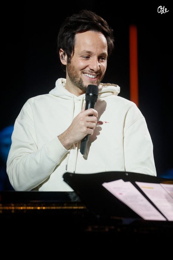 Le chanteur a partagé une adorable image de lui tenant la main de son nouveau-né.

Vianney (Vianney Bureau) - Enregistrement de l'émission "La fête de la Chanson française" au Dôme à Paris, présentée par L.Thilleman et A.Manoukian, et diffusée le 22 décembre sur France 3
© Christophe Clovis / Bestimage