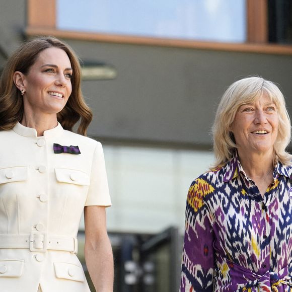 La princesse de Galles en compagnie de Debbie Jevans, présidente de l'AELTC, alors qu'elle arrive pour assister à la finale du simple dames lors de la treizième journée des championnats de Wimbledon 2025 le samedi 12 juillet 2025. Photo Jordan Pettitt/PA Wire