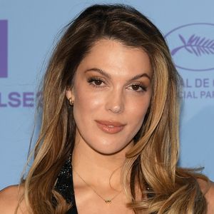 L’ancienne Miss Univers a partagé une photo de son séjour aux Maisons du Sud, à Ramatuelle, dans le golfe de Saint-Tropez

Iris Mittenaere au photocall de la soirée Nespresso X Dua Lipa sur la plage Nespresso lors du 79ème Festival International du Film de Cannes, France, le 15 mai 2026. © Lionel Urman/Bestimage