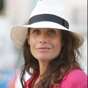 Astrid Veillon fait une partie de pétanque sur la place des lices à Saint-Tropez.
JACOVIDES-MOREAU / BESTIMAGE