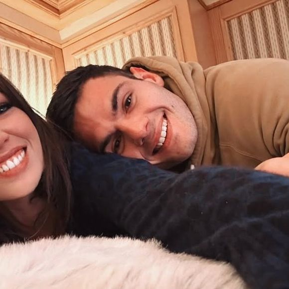 Alexis Horax a adressé à son fils un message publié sur les réseaux : "Ta maman et moi, on s’est regardés avec les larmes aux yeux, conscients que plus rien ne serait jamais pareil".

Elsa Esnoult et son compagnon Alexis sur Instagram