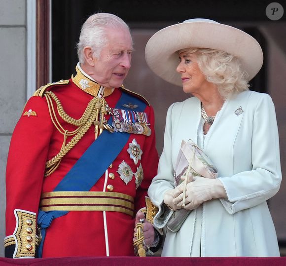 Le roi Charles III d'Angleterre et la reine consort Camilla - Les membres de la famille royale britannique au balcon du Palais de Buckingham lors de la parade militaire "Trooping the Colour" à Londres le 15 juin 2024
© Julien Burton / Bestimage
