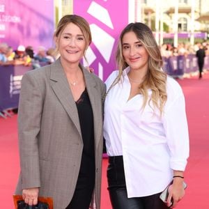 Daniela Lumbroso et sa fille Carla Ghebali - Tapis rouge pour la projection du film "Bugonia" lors du 51éme Festival du Cinema Américain de Deauville le 6 septembre 2025. © Denis Guignebourg/Bestimage