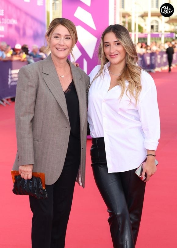 Daniela Lumbroso et sa fille Carla Ghebali - Tapis rouge pour la projection du film "Bugonia" lors du 51éme Festival du Cinema Américain de Deauville le 6 septembre 2025. © Denis Guignebourg/Bestimage