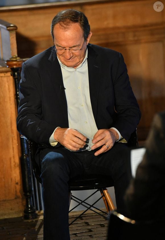 Jean-Pierre Pernaut - Jean-Pierre Pernaut et sa femme Nathalie Marquay lors de l'enregistrement de l'émission "Animaux Stars" le 23 novembre 2021, qui sera diffusée le 5 février 2022 sur la chaine Animaux. L'ancien présentateur du journal de 13h vient de révéler d'être atteint d'un cancer du poumon © Veeren/Bestimage