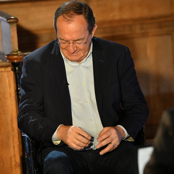 Jean-Pierre Pernaut - Jean-Pierre Pernaut et sa femme Nathalie Marquay lors de l'enregistrement de l'émission "Animaux Stars" le 23 novembre 2021, qui sera diffusée le 5 février 2022 sur la chaine Animaux. L'ancien présentateur du journal de 13h vient de révéler d'être atteint d'un cancer du poumon © Veeren/Bestimage