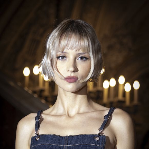 Qu’elle n’hésite pas à dénicher dans les brocantes et les vide-greniers

Angèle au photocall du deuxième défilé de mode Chanel Haute-Couture automne-hiver 2024/2025 au palais Garnier lors de la Fashion Week de Paris, France, le 25 juin 2024. © Olivier Borde/Bestimage
