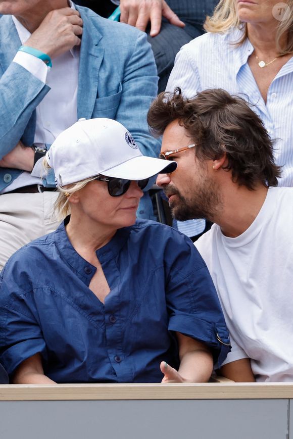 Bertrand Chameroy et Anne-Elisabeth Lemoine en tribunes lors des Internationaux de France de Tennis de Roland Garros 2025, à Paris, France, le 7 juin 2025. © Cyril Moreau/Bestimage