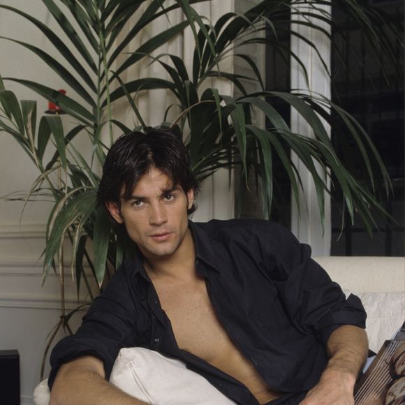 Archives - Filip Nikolic, chez lui, dans son appartement du 8e arrondissement, le 3 janvier 1999. Bruno Schneider via Bestimage