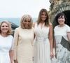 Brigitte Macron attire l’attention par son élégance et ses coiffures toujours impeccables. 

Malgorzata Tusk, la femme du président du conseil de l'europe, la Première Dame Brigitte Macron, la Première Dame Melania Trump et Akie Abe, la femme du premier ministre du Japon au Rocher de la Vierge lors du sommet du G7 à Biarritz, France.