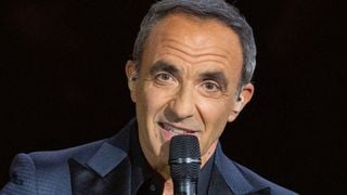 A 56 ans, Nikos Aliagas a adopté une hygiène de vie particulière qui lui permet de travailler beaucoup, tout en gardant la forme