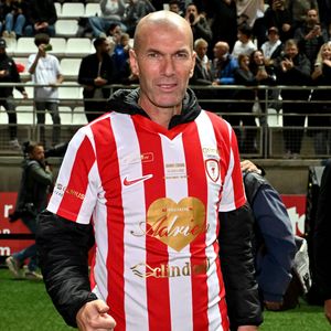 Tous les bénéfices seront reversés à l'association ELA, engagée contre les leucodystrophies.

Zinedine Zidane durant la première édition du « match des légendes » opposant l'équipe des Légendes, les anciens de Cannes, à l'équipe des Etoiles avec pour capitaine Didier Deschamps, au stade Pierre de Coubertin à Cannes, le 30 octobre 2025.  © Bruno Bebert / Dominique Jacovides / Bestimage