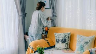 Alicia Martínez, experte en nettoyage : "Pour que la maison sente bon, je vaporise ce désodorisant fait maison sur les rideaux"