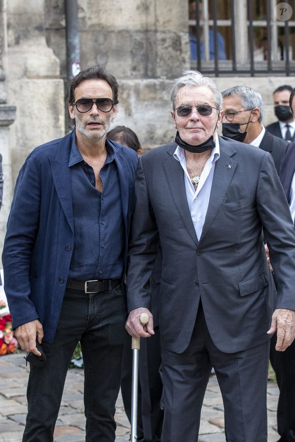 Anthony Delon, Alain Delon - Obsèques de Jean-Paul Belmondo en en l'église Saint-Germain-des-Prés, à Paris le 10 septembre 2021.

© Cyril Moreau / Bestimage