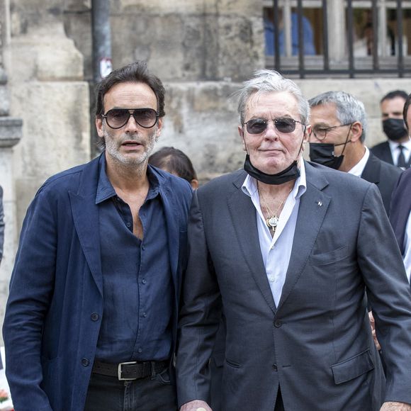 Anthony Delon, Alain Delon - Obsèques de Jean-Paul Belmondo en en l'église Saint-Germain-des-Prés, à Paris le 10 septembre 2021.

© Cyril Moreau / Bestimage