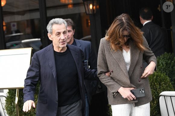 Nicolas Sarkozy a récemment été libéré de prison pour une autre affaire.

Nicolas Sarkozy et sa femme Carla Bruni sortent du restaurant Le Flandrin puis retournent à leur domicile à Paris le lendemain de la sortie de prison de l'ancien président.
Paris, le 11 novembre 2025.