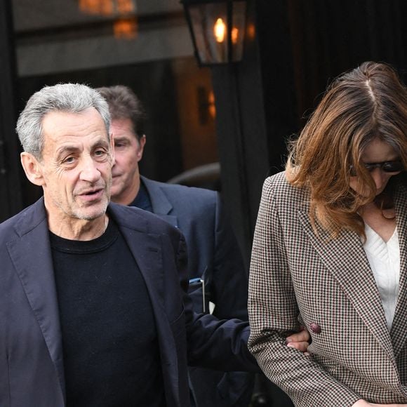Nicolas Sarkozy a récemment été libéré de prison pour une autre affaire.

Nicolas Sarkozy et sa femme Carla Bruni sortent du restaurant Le Flandrin puis retournent à leur domicile à Paris le lendemain de la sortie de prison de l'ancien président.
Paris, le 11 novembre 2025.