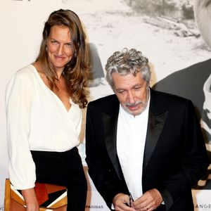 Cette demeure est un sanctuaire de tranquillité. Ici, pas de luxe ostentatoire, mais un art de vivre authentique : une piscine bordée de lavande, des terrasses ombragées pour de longs déjeuners entre amis et le chant incessant des cigales pour seule bande-son. 

Alain Chabat et sa femme Tiara Comte - Cérémonie d'ouverture du Festival Lumière 2021 à Lyon le 9 octobre 2021.
© Dominique Jacovides / Bestimage