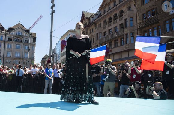 Eh bien, celui-ci s'écrit "maman", et non "Maman".

Louane sur le Tapis turquoise de l'Eurovision, le 11 mai 2025, à Bâle, en Suisse. © Baden Roth/ZUMA Press Wire