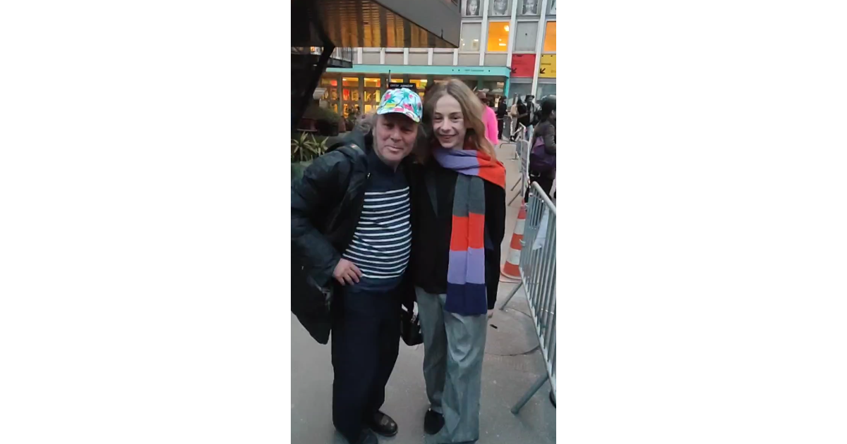 Philippe Katerine de sortie avec son fils Billy qu'on voit rarement : A 14 ans, l'adolescent est le sosie de sa célèbre mère !