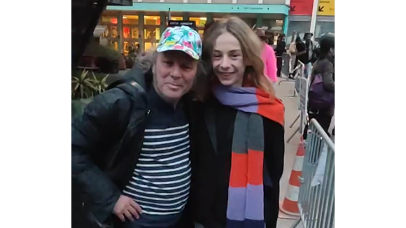 Philippe Katerine de sortie avec son fils Billy qu'on voit rarement : A 14 ans, l'adolescent est le sosie de sa célèbre mère !