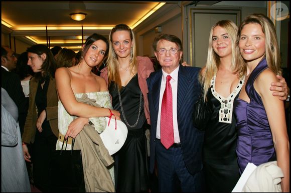 Dans Vogue ou encore en top de la liste des personnalités les mieux habillées de Vanity Fair. 

Archives - Jacques Courtin et ses petites-filles, Jenna, Prisca et Virginie, ainsi que Karine sa belle-fille à la Maison Blanche à Paris