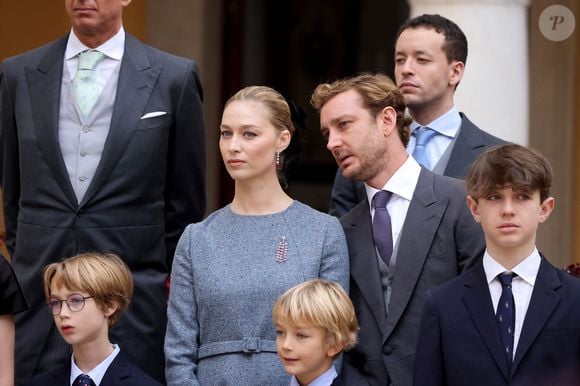 Pierre Casiraghi, Charlotte Casiraghi et ses enfants Raphaël Elmaleh,  Balthazar Rassam - La famille princière monégasque dans la cour d'honneur du palais lors de la la fête nationale à Monaco le 19 novembre 2025. © Dominique Jacovides - Bruno Bebert / Bestimage