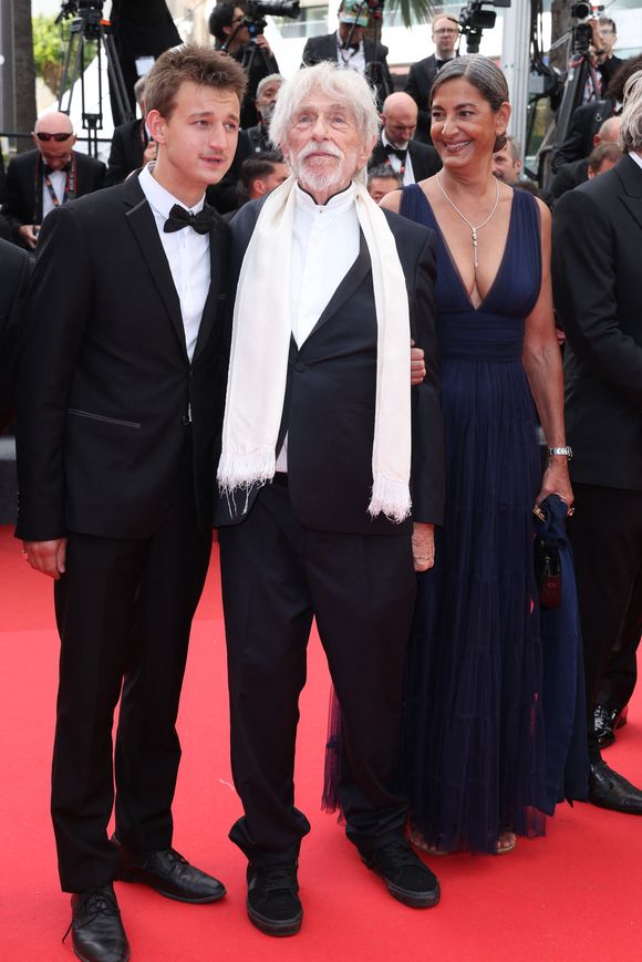 Toutefois il prend toujours plaisir à être simplement comédien... Au moins, il n'y a pas les multiples inconvénients de la réalisation !

Timi-Joy Marbot, Pierre Richard et sa femme Ceyla Lacerda - Montée des marches du film « La venue de l’avenir » lors du 78ème Festival International du Film de Cannes, au Palais des Festivals à Cannes. Le 22 mai 2025 © Jacovides-Moreau / Bestimage