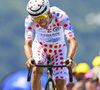 Eurosport a en effet diffusé un extrait de la 18e étape où l'on voit le coureur récupérer un bidon d'eau, pour se désaltérer. Sauf que l'on voit que le champion reste accroché pendant de longues secondes au bidon que lui tend le conducteur du véhicule...

Le Français Lenny Martinez, à l'arrivée de la 13e étape de la 112e édition du Tour de France, le 18 juillet 2025, à Peyragudes, France. © Photo News/Psnewz/Bestimage