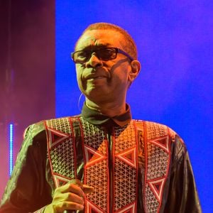 De leur côté, les producteurs ont reconnu ne pas avoir mesuré la situation à l’extérieur, tandis qu’une proche de l’artiste a préféré retenir l’essentiel : « Le concert était génial et tout le public est rentré chez lui sain et sauf, c’est le principal. »

Youssou N'Dour en concert au festival de Malmo (Suède), le 29 août 2024.