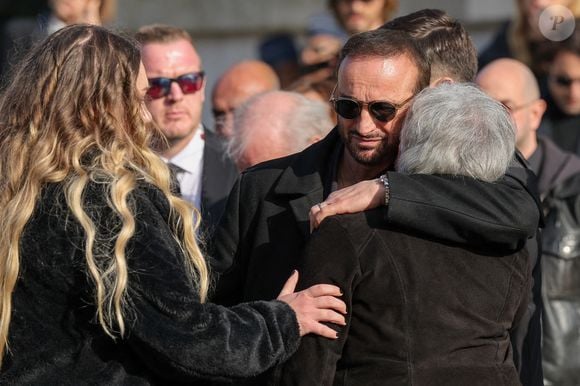 Milla Savarese, la fille de la défunte, le veuf Michel Ferrracci, et les parents de l'actrice, Brigitte et Daniel Dequenne à la sortie des obsèques d'Emilie Dequenne au cimetière Père Lachaise à Paris, France, le 26 mars 2025. © Cyril Moreau/Bestimage