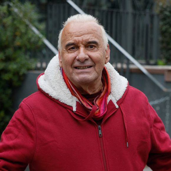 Michel Fugain - Sorties de l'enregistrement "Vivement dimanche" au Studio Gabriel, diffusée le 27 mars 2022 sur France 2. Le 17 mars 2022.  © Christophe Clovis / Bestimage