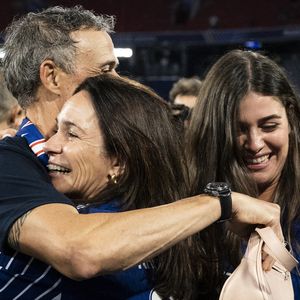 Luis Enrique célèbre avec sa femme Elena Cullell et ses enfants - Le PSG remporte la Ligue Des Champions 2025, pour la première fois de son histoire, face à l'Inter Milan (5-0) à l'Allianz Arena de Munich, le 31 mai 2025.
© Cyril Moreau/Bestimage