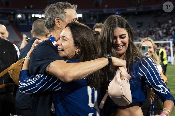 Luis Enrique célèbre avec sa femme Elena Cullell et ses enfants - Le PSG remporte la Ligue Des Champions 2025, pour la première fois de son histoire, face à l'Inter Milan (5-0) à l'Allianz Arena de Munich, le 31 mai 2025.
© Cyril Moreau/Bestimage