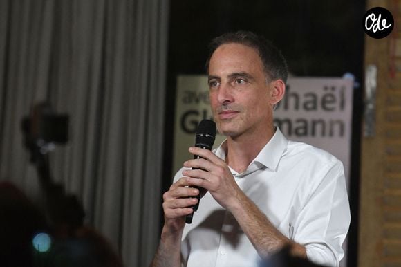 Il a salué un discours de victoire plus clair et plus accessible, jugeant son score "très rassurant".

Réunion publique de Raphaël Glucksmann à Marseille, le 5 octobre 2026.
