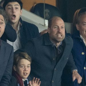 Le prince William, prince de Galles, et son fils, le prince George de Galles, assistent au match aller du quart de finale de Ligue des champions entre le PSG et Aston Villa (3-1) au Parc des Princes à Paris le 9 avril 2025. © Cyril Moreau/Bestimage