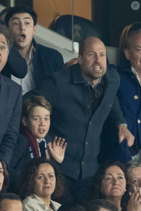 Le prince William, prince de Galles, et son fils, le prince George de Galles, assistent au match aller du quart de finale de Ligue des champions entre le PSG et Aston Villa (3-1) au Parc des Princes à Paris le 9 avril 2025. © Cyril Moreau/Bestimage